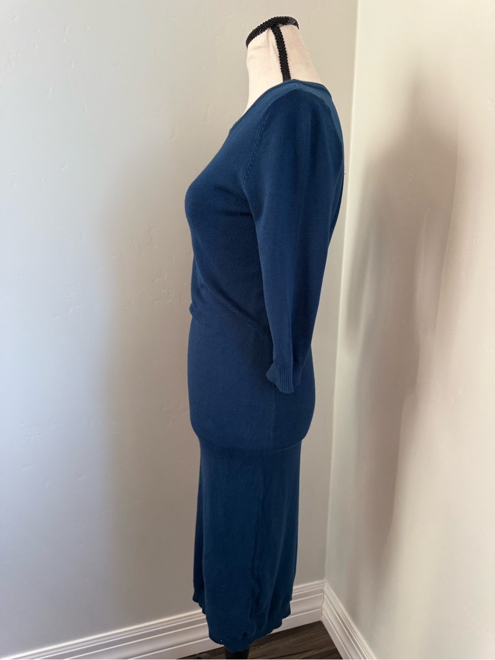 Classic Navy Midi Knit Dress - Sleek Everyday Style - Picture 10 of 12